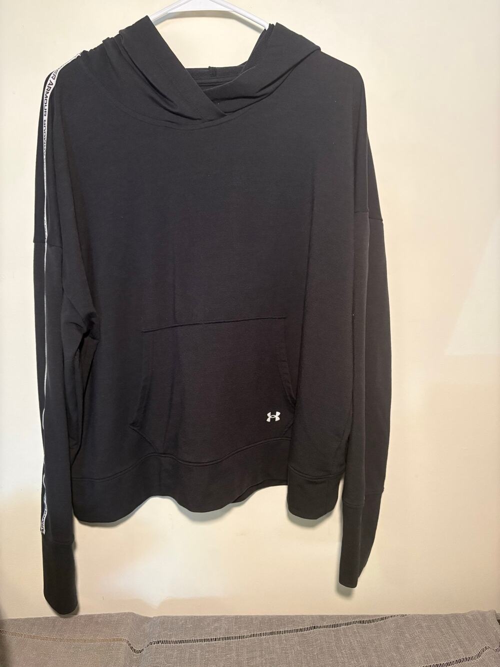 Women’s under Armour 2x hoodie black shirt